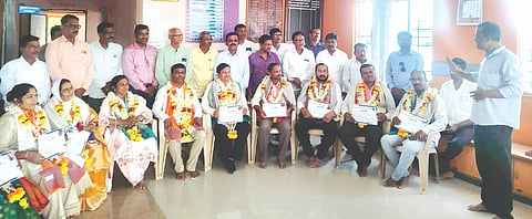 ಹುಕ್ಕೇರಿ ಪ್ರಾಥಮಿಕ ಶಾಲಾ ಶಿಕ್ಷಕರ ಸಂಘದ ಪದಾಧಿಕಾರಿಗಳನ್ನು ಸನ್ಮಾನಿಸಲಾಯಿತು. ಎಂ.ಬಿ.ನಾಯಿಕ, ಎಸ್.ಎಸ್.ಹಿರೇಮಠ, ಎಂ.ಎಸ್.ನಂದಿ ಇತರರಿದ್ದರು.
