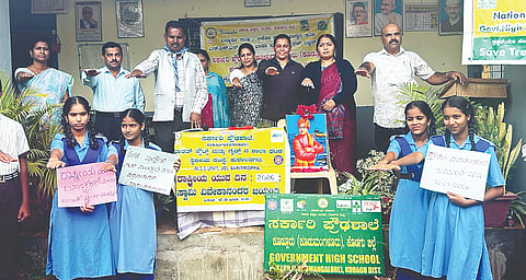 ಕುಶಾಲನಗರ ತಾಲೂಕಿನ ಕೂಡುಮಗಳೂರು ಸರ್ಕಾರಿ ಪ್ರೌಢಶಾಲೆಯಲ್ಲಿ ಸೋಮವಾರ ಆಯೋಜಿಸಿದ್ದ ವಿವೇಕಾನಮದ ಜಯಂತಿ ಕಾರ್ಯಕ್ರಮದಲ್ಲಿ ಮುಖ್ಯಶಿಕ್ಷಕ ಟಿ.ಜಿ. ಪ್ರೇಮಕುಮಾರ್ ವಿದ್ಯಾರ್ಥಿಗಳಿಗೆ ಪ್ರತಿಜ್ಞಾವಿಧಿ ಬೋಧಿಸಿದರು.