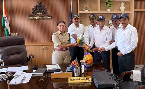  ಅರೆಸೇನಾಪಡೆಯ ಮಾಜಿ ಯೋಧರ ಸಂಘದ ಪದಾಧಿಕಾರಿಗಳು ಜಿಲ್ಲಾ ಪೊಲೀಸ್ ವರಿಷ್ಠಾಧಿಕಾರಿ ಬಿಂದುಮಣಿ ಅವರನ್ನು  ಪುಲ್ವಾಮ ಯೋಧರ ಶ್ರದ್ಧಾಂಜಲಿ ಕಾರ್ಯಕ್ರಮಕ್ಕೆ ಆಹ್ವಾನಿಸಿದರು.  ಪುಲಿಯಂಡ.ಎಂ.ಚಂಗಪ್ಪ, ಬಿ.ಎಂ.ರವೀಂದ್ರ, ಜಿ.ಕೆ. ದಿನೇಶ್ ಕುಮಾರ್, ಹರೀಶ್ ಕುಮಾರ್ ಇತರರಿದ್ದರು.