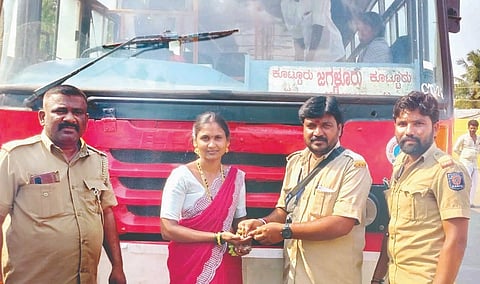 ಕೊಟ್ಟೂರು-ಜಗಳೂರು ಮಾರ್ಗದಲ್ಲಿ ಸಂಚರಿಸುತ್ತಿದ್ದ ಬಸ್‌ನಲ್ಲಿ ಬಿಟ್ಟು ಹೋಗಿದ್ದ ಪರ್ಸ್‌ನಲ್ಲಿದ್ದ 10 ಗ್ರಾಂ ಚಿನ್ನ ಹಾಗೂ ಒಂದು ಸಾವಿರ ರೂಪಾಯಿಯನ್ನು ಕೂಡ್ಲಿಗಿ ಡಿಪೋ ಬಸ್ ಕಂಡಕ್ಟರ್ ಬಸವರಾಜ್ ಮಹಿಳೆಗೆ ಹಿಂದಿರುಗಿಸಿದರು. 