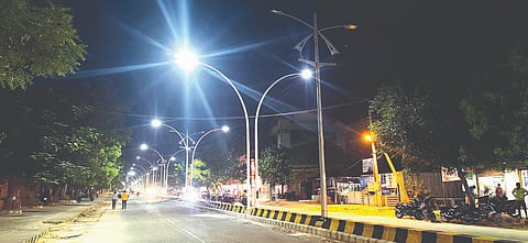 ಕೂಡ್ಲಿಗಿ ಮಹಾತ್ಮ ಗಾಂಧಿ ರಸ್ತೆಯಲ್ಲಿ ಬೀದಿ ದೀಪ ಅಳವಡಿಕೆ ಮಾಡಿರುವುದರಿಂದ ಬೆಳಕಿರುವುದು. 