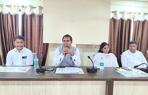 ಕೂಡ್ಲಿಗಿಯಲ್ಲಿ ಶಾಸಕ ಡಾ.ಎನ್.ಟಿ.ಶ್ರೀನಿವಾಸ್ ಅಧ್ಯಕ್ಷತೆಯಲ್ಲಿ ರಾಜ್ಯೋತ್ಸವ ಪೂರ್ವಭಾವಿ ಸಭೆ ನಡೆಯಿತು. 