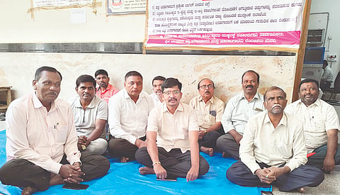 ಕೂಡ್ಲಿಗಿಯಲ್ಲಿ ಉಪ ನೋಂದಣಿ ಇಲಾಖೆ ಕಚೇರಿ ಮುಂದೆ ಪತ್ರ ಬರಹಗಾರರ ಒಕ್ಕೂಟದ ಪದಾಧಿಕಾರಿಗಳು ಪ್ರತಿಭಟನೆ ನಡೆಸಿದರು.