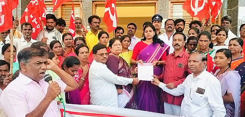 ಕೂಡ್ಲಿಗಿಯಲ್ಲಿ ತಹಸೀಲ್ದಾರ್ ವಿ.ಕೆ.ನೇತ್ರಾವತಿಗೆ ರಾಜ್ಯ ಕಟ್ಟಡ ಮತ್ತು ಇತರೆ ನಿರ್ಮಾಣ ಕಾರ್ಮಿಕರ ಫೆಡರೇಷನ್ ಪದಾಧಿಕಾರಿಗಳು ಮನವಿ ಸಲ್ಲಿಸಿದರು.