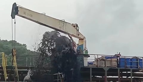 ಹಡಗಿನಿಂದ ಚಿಮ್ಮಿದ ಡಾಂಬರು 