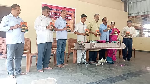 ಹಬ್ಬು ಸಮುದಾಯಕ್ಕೆ ಸಂಬಂಧಪಟ್ಟ  ಪುಸ್ತಕವನ್ನು ಕಳವೆ ಬಿಡುಗಡೆ ಮಾಡಿದರು