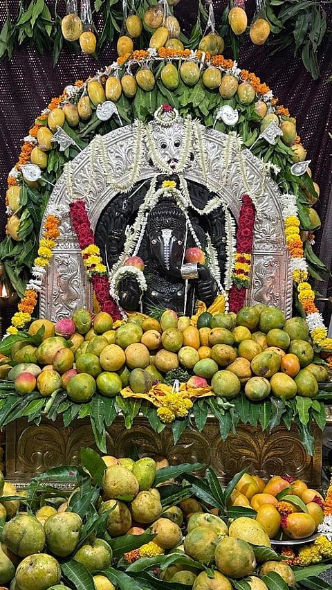 ಮಾವಿನ ಹಣ್ಣಿನಿಂದ ಮಹಾ ಗಣಪತಿಗೆ ವಿಶೇಷ ಅಲಂಕಾರ ಮಾಡಲಾಗಿತ್ತು. 