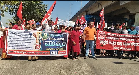 ಕಾರವಾರದಲ್ಲಿ ಕಾರ್ಮಿಕ ಸಂಘಟನೆಗಳು ಮುಷ್ಕರ ನಡೆಸಿದವು