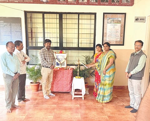 ಖಾನಾಪುರ ಪಟ್ಟಣದ ಕೆಎಲ್​ಇ ಸಂಸ್ಥೆಯ ಎಂ.ಎಸ್​.ಹೊಸಮನಿ ಪಿಯು ಕಾಲೇಜಿನಲ್ಲಿ 165ನೇ ಲಿಂಗರಾಜ ಜಯಂತಿ ಆಚರಿಸಲಾಯಿತು. ವಿಜಯ ಕಲ್ಮಠ, ಆನಂದ ತಾವಂಶಿ, ಅಶ್ವಿನಿ ಪಾಲೇಕರ, ಗುರುದೇವಿ ಹಿರೇಮಠ, ವಿ.ಕೆ.ಪೂಜಾರ ಇತರರಿದ್ದರು.