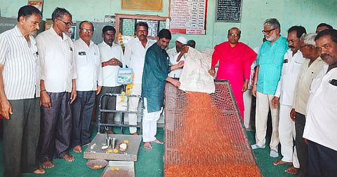 ಕಮಲಾಪುರ ತಾಲೂಕಿನ ಕುರಿಕೋಟಾ ಪಿಕೆಪಿಎಸ್​ನಲ್ಲಿ ಬೆಂಬಲ ಬೆಲೆ ಯೋಜನೆ ಅಡಿ ತೊಗರಿ ಖರೀದಿಗೆ ಮಂಗಳವಾರ ಚಾಲನೆ ನೀಡಲಾಯಿತು. ಸರಡಗಿ ಶ್ರೀ ರೇವಣಸಿದ್ದ ಶಿವಾಚಾರ್ಯ, ಬ್ಲಾಕ್​ ಕಾಂಗ್ರೆಸ್​ ಅಧ್ಯ ವೈಜಿನಾಥ ತಡಕಲ್​, ಪಿಕೆಪಿಎಸ್​ ಅಧ್ಯ ಗಣೇಶ ಚಿಕನಾಗಾಂವ, ರಮೇಶ ಸಾಹು ಇತರರಿದ್ದರು