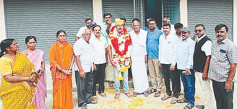 ಮದ್ದೂರು ತಾಲೂಕಿನ ಗೆಜ್ಜಲಗೆರೆ ಗ್ರಾಮದ ವಿವಿಧೋದ್ದೇಶ ಪ್ರಾಥಮಿಕ ಕೃಷಿ ಪತ್ತಿನ ಸಹಕಾರ ಸಂಘದ  ನೂತನ ಅಧ್ಯಕ್ಷರಾಗಿ ಜಿ.ಎಸ್.ಪ್ರಕಾಶ್ ಅವಿರೋಧವಾಗಿ ಆಯ್ಕೆಯಾದರು. ಎಸ್.ಎಂ.ಲಲಿತಮ್ಮ, ಜಿ.ಬಿ.ಕೃಷ್ಣ, ಮಂಜುರಾಜು, ಜಿ.ಎನ್.ಶಿವಕುಮಾರ್, ಶಿವಣ್ಣ, ಜಿ.ವಿ.ದೀಪಕ್, ಕೆ.ಡಿ.ರಾಜೇಶ್ ಇದ್ದರು. 
