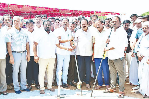 ಮದ್ದೂರು ತಾಲೂಕಿನ ಸೋಮನಹಳ್ಳಿ ಬಳಿ 188 ಕೋಟಿ ರೂ ವೆಚ್ಚದಲ್ಲಿ 220 ಕೆ.ವಿ ಸಬ್ ಸ್ಟೇಷನ್ ನಿರ್ಮಾಣ ಕಾಮಗಾರಿಗೆ ಜಿಲ್ಲಾ ಉಸ್ತುವಾರಿ ಸಚಿವ ಎನ್.ಚಲುವರಾಯಸ್ವಾಮಿ ಚಾಲನೆ ನೀಡಿದರು. ಕೆ.ಎಂ.ಉದಯ್, ರಮೇಶ್‌ಬಾಬುಬಂಡಿಸಿದ್ದೇಗೌಡ, ದಿನೇಶ್‌ಗೂಳಿಗೌಡ, ಸಿ.ಟಿ.ಶಂಕರ್, ಬಿ.ಬಸವರಾಜು, ಚಲುವರಾಜು, ಪಿ.ಸಂದರ್ಶ ಇದ್ದರು.