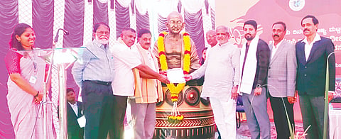 ಮದ್ದೂರು ತಾಲೂಕಿನ ಕೆ.ಹೊನ್ನಲಗೆರೆಯ ಆರ್.ಕೆ.ವಿದ್ಯಾಸಂಸ್ಥೆಯ ಬಳಿ ಗಾಂಧಿ ಸ್ಮಾರಕ ಭವನ ನಿರ್ಮಿಸಿಕೊಡುವಂತೆ ಕರ್ನಾಟಕ ಗಾಂಧಿ ಸ್ಮಾರಕ ನಿಧಿಯ ಅಧ್ಯಕ್ಷ ನಾಡೋಜ ವೂಡೇ ಪಿ. ಕೃಷ್ಣ ಅವರಿಗೆ ಸಂಸ್ಥೆಯ ಅಧ್ಯಕ್ಷ ಬಿ.ರಾಮಕೃಷ್ಣ ಕಾರ್ಯಕ್ರಮದಲ್ಲಿ ಮನವಿ ಸಲ್ಲಿಸಿದರು.ವಿನಯ್‌ರಾಮಕೃಷ್ಣ, ಮರಿತಿಬ್ಬೇಗೌಡ, ಸತೀಶ್‌ಬಾಬು, ತುಕಾರಾಮ್, ಶಿವಣ್ಣಗೌಡ  ಇದ್ದರು.