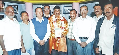 ನಾಡಪ್ರಭು ಕೆಂಪೇಗೌಡ ಒಕ್ಕಲಿಗರ ಸಂಘದ ನೂತನ ಅಧ್ಯಕ್ಷರಾಗಿ ಆಯ್ಕೆಯಾದ ವಕೀಲ ವಿ.ಟಿ.ರವಿಕುಮಾರ್ ಅವರನ್ನು ಸಂಘದ ಪದಾಧಿಕಾರಿಗಳು ಅಭಿನಂದಿಸಿದರು. ಡಾ.ಬಿ.ಕೃಷ್ಣ,  ಶಂಕರಯ್ಯ, ದೊರೆಸ್ವಾಮಿ, ತಿಪ್ಪೂರು ರಾಜೇಶ್, ಶಿವಪ್ಪ, ಶಿವರಾಮು ಇದ್ದರು. 