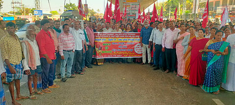 ವಿವಿಧ ಬೇಡಿಕೆಗಳ ಈಡೇರಿಕೆಗೆ ಒತ್ತಾಯಿಸಿ ಸಂಯುಕ್ತ ಹೋರಾಟ ಕರ್ನಾಟಕ ಸೆಂಟರ್ ಆಫ್ ಇಂಡಿಯನ್ ಟ್ರೇಡ್ ಯೂನಿಯನ್ಸ್ ತಾಲೂಕು ಸಮಿತಿ ವತಿಯಿಂದ ಅಖಿಲ ಭಾರತ ಸಾರ್ವತ್ರಿಕ ಮುಷ್ಕರದ ಅಂಗವಾಗಿ ಮದ್ದೂರು ನಗರದಲ್‌ಲಿ ಬೆಂಗಳೂರು ಮೈಸೂರು ಹದ್ದಾರಿ ಸಂಚಾರ ತಡೆದು ಬೃಹತ್ ಪ್ರತಿಭಟನೆ ನಡೆಸಿದರು. ಕೃಷ್ಣೇಗೌಡ, ಜಯಮ್ಮ, ಶಿವಕುಮಾರ್, ಪ್ರದೀಪ್, ಅರುಣ್‌ಕುಮಾರ್, ನೇತ್ರಾವತಿ, ಶೋಭಾ ಇದ್ದರು.