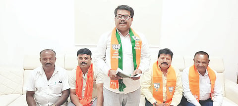 ಮದ್ದೂರು ನಗರದ ಬಿಜೆಪಿ ಕಚೇರಿಯಲ್ಲಿ ಆಯೋಜಿಸಿದ್ದ ಸುದ್ದಿಗೋಷ್ಠಿಯಲ್ಲಿ ಬಿಜೆಪಿ ರೈತ ಮೋರ್ಚಾ ರಾಜ್ಯ ಕಾರ್ಯದರ್ಶಿ ಅಶೋಕ್ ಮಾತನಾಡಿದರು. ಎಸ್.ಪಿ.ಸ್ವಾಮಿ, ಸಿ.ಕೆ.ಸತೀಶ್, ರವಿ, ಮಂಜೇಗೌಡ ಇದ್ದರು.