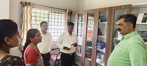 ಮದ್ದೂರು ನಗರದ ಬಿಸಿಎಂ ಬಾಲಕಿಯರ ವಸತಿ ನಿಲಯಕ್ಕೆ ಜಿಲ್ಲಾಧಿಕಾರಿ ಡಾ.ಕುಮಾರ್ ದಿಢೀರ್ ಭೇಟಿ ನೀಡಿ, ವಿದ್ಯಾರ್ಥಿನಿಯರಿಗೆ ಕಲ್ಪಿಸಲಾಗಿರುವ ಮೂಲ ಸೌಲಭ್ಯಗಳ ಸಮಗ್ರ ಪರಿಶೀಲನೆ ನಡೆಸಿದರು. ಚಂದ್ರಶೇಖರ್, ಶಿವಕುಮಾರ್ ಬಿರಾದಾರಾ ಇದ್ದರು.