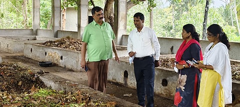  ಮದ್ದೂರು ಪಟ್ಟಣದಲ್ಲಿರುವ ಶಿವಪುರದಲ್ಲಿರುವ ಘನತ್ಯಾಜ್ಯ ನಿರ್ವಹಣಾ ಘಟಕಕ್ಕೆ ಜಿಲ್ಲಾಧಿಕಾರಿ ಡಾ.ಕುಮಾರ ಬುಧವಾರ ಭೇಟಿ ನೀಡಿ, ಘಟಕದ ಕಾರ್ಯನಿರ್ವಹಣೆ ಹಾಗೂ ತ್ಯಾಜ್ಯ ವಿಲೇವಾರಿ ಪ್ರಕ್ರಿಯೆಯನ್ನು ಪರಿಶೀಲಿಸಿದರು. ಚಂದ್ರಶೇಖರ್, ಅರ್ಚನಾ ಇತರರು ಇದ್ದರು.