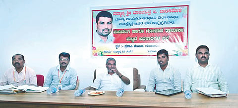  ಗುರ್ಲಾಪುರ ಕ್ರಾಸ್​ ಪ್ರವಾಸಿ ಮಂದಿರದಲ್ಲಿ ಹಮ್ಮಿಕೊಂಡಿದ್ದ ತಾಲೂಕುಮಟ್ಟದ ಅಧಿಕಾರಿಗಳ ಸಭೆಯಲ್ಲಿ ಶಾಸಕ ಬಾಲಚಂದ್ರ ಜಾರಕಿಹೊಳಿ ಮಾತನಾಡಿದರು. ಶ್ರೀಶೈಲ ಗುಡುಮೆ, ಡಾ.ಮೋಹನ ಭಸ್ಮೆ ಇತರರಿದ್ದರು.