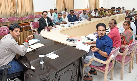 ಪ್ರಯಾಣಿಕರ ಆಟೋ ಮೀಟರ್ ದರ ಏರಿಕೆ ಸಂಬಂಧ ಬುಧವಾರ ಆಯೋಜಿಸಿದ್ದ ಸಾರಿಗೆ ಪ್ರಾಧಿಕಾರದ ಸಭೆಯಲ್ಲಿ ಜಿ.ಲಕ್ಷ್ಮೀಕಾಂತರೆಡ್ಡಿ, ವಸಂತ್ ಈಶ್ವರ್ ಚೌಹಾಣ್, ಮಧುರ, ರಾಮಚಂದ್ರಪ್ಪ, ನಯಾಜ್ ಪಾಷ, ಮಂಜುನಾಥ್, ಶಿವಕುಮಾರ್ ಇದ್ದರು.