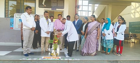 ವಿಶ್ವನಾಥ ಕತ್ತಿ ದಂತ ಮಹಾವಿದ್ಯಾಲಯದ 40ನೇ ವಾರ್ಷಿಕೊತ್ಸವ ನಿಮಿತ್ತ ಅಂಕಲಿ ಗ್ರಾಮದಲ್ಲಿರುವ ಕೆಎಲ್‌ಇ ಸಂಸ್ಥೆಯ ಆವರಣದಲ್ಲಿ ದಂತ ಉಚಿತ ತಪಾಸಣೆ ಕಾರ್ಯಕ್ರಮವನ್ನು ವೈದ್ಯ ಪ್ರಶಾಂತ ವಿ.ಕೆ. ಈಚೆಗೆ ಉದ್ಘಾಟಿಸಿದರು. ಜೆ.ಎಸ್.ತಮಗೊಂಡ, ಮಹಾಂತೇಶ ಸಿದ್ದಿಬಾವಿ, ಬಿ.ಎಸ್.ಅಂಬಿ ಇತರರು ಇದ್ದರು.