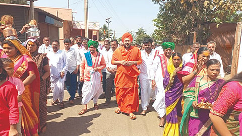 ನಂದೇಶ್ವರ ಗ್ರಾಮದಲ್ಲಿ ಹಮ್ಮಿಕೊಂಡಿದ್ದ ಗಡಾಮ ಮುತ್ಯಾನ ಜಾತ್ರೋತ್ಸವದಲ್ಲಿ ಅಭಿನವ ಮೃತ್ಯುಂಜಯ ಸ್ವಾಮೀಜಿ, ಸಿದ್ಧಲಿಂಗಯ್ಯ ಸ್ವಾಮೀಜಿ ಇತರರಿದ್ದರು.