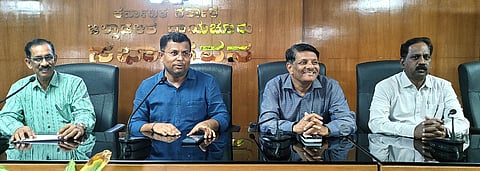 ರಾಯಚೂರಿನ ಜಿಲ್ಲಾಧಿಕಾರಿಗಳ ಭವನದಲ್ಲಿ ಶುಕ್ರವಾರ ಸಹಾಯಕ ಆಯುಕ್ತ ಡಾ,ಹಂಪಣ್ಣ ಸಜ್ಜನ ಅಧ್ಯಕ್ಷತೆಯಲ್ಲಿ ಅಂತರರಾಷ್ಟ್ರೀಯ ಯೋಗ ದಿನಾಚರಣೆ ಪೂರ್ವಭಾವಿ ಸಭೆ ನಡೆಯಿತು. ಜಿಲ್ಲಾ ಆಯುಷ್ ಇಲಾಖೆಯ ಅಧಿಕಾರಿ ಡಾ.ಶಂಕರಗೌಡ ಎಸ್.ಪಾಟೀಲ್, ಡಿಎಚ್‌ಓ ಡಾ.ಸುರೇಂದ್ರ ಬಾಬು, ಆಯುಷ್ ಅಧಿಕಾರಿ ಡಾ.ಶಂಕರಗೌಡ ಇದ್ದರು.