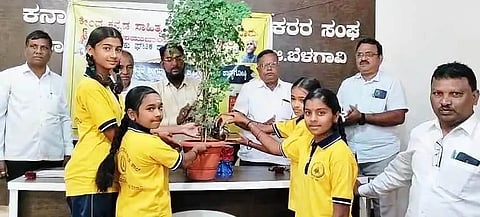 ರಾಮದುರ್ಗ ಪಟ್ಟಣದಲ್ಲಿ ಹಮ್ಮಿಕೊಂಡಿದ್ದ ಪುಸ್ತಕಗಳ ಬಿಡುಗಡೆ ಮತ್ತು ಕವಿಗೋಷ್ಠಿ ಕಾರ್ಯಕ್ರಮವನ್ನು ವಿದ್ಯಾರ್ಥಿನಿಯರು ಉದ್ಘಾಟಿಸಿದರು. ಪ್ರೊ.ಎಸ್.ಎಂ. ಸಕ್ರಿ, ಆರ್.ಎಸ್.ಪಾಟೀಲ, ಐ.ಪಿ. ಮುಳ್ಳೂರ ಇದ್ದರು.