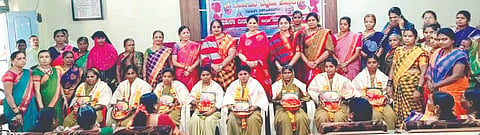 ರಾಮದುರ್ಗದ ತಾಪಂ ಸಭಾಭವನದಲ್ಲಿ ಹಮ್ಮಿಕೊಂಡಿದ್ದ ಮಹಿಳಾ ದಿನಾಚರಣೆ ಕಾರ್ಯಕ್ರಮದಲ್ಲಿ ಪೌರಕಾರ್ಮಿಕ ಮಹಿಳೆಯರನ್ನು ಸನ್ಮಾನಿಸಲಾಯಿತು. ಜಮುನಾ ಪಟ್ಟಣ, ಶಾಲಿನಿ ಇಳಿಗೇರ, ಶಾಲಿನಿ ಕುಲಕರ್ಣಿ ಇತರರಿದ್ದರು.