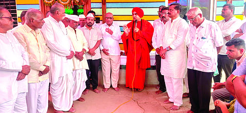 ದಿವಂಗತ ಪರುತಗೌಡ ಪಾಟೀಲ ಅವರ ಮನೆಗೆ ಬಸವ ಜಯಮೃತ್ಯುಂಜಯ ಸ್ವಾಮೀಜಿ ಭೇಟಿ ನೀಡಿ ಸಾಂತ್ವನ ಹೇಳಿದರು. ನಿಂಗಪ್ಪ ಫಿರೋಜಿ, ಸಿ.ಬಿ.ಪಾಟೀಲ ಇತರರಿದ್ದರು