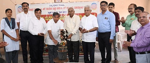 ರಾಮದುರ್ಗದ ಸಿ.ಎಸ್.ಬೆಂಬಳಗಿ ಕಾಲೇಜಿನಲ್ಲಿ ಹಮ್ಮಿಕೊಂಡಿದ್ದ ಕ್ರೀಡಾ ಸಂಘಗಳ ಚಟುವಟಿಕೆ ಕಾರ್ಯಕ್ರಮವನ್ನು ಗಣ್ಯರು ಉದ್ಘಾಟಿಸಿದರು. ಡಾ.ಎಚ್.ಎಚ್.ನದಾಫ್, ಎಸ್.ಎಸ್.ಸುಲ್ತಾನಪುರ, ಪಿ.ಬಿ.ತೆಗ್ಗಿಹಳ್ಳಿ, ವಿ.ಜಿ.ಬೈಲವಾಡ ಇತರರಿದ್ದರು.