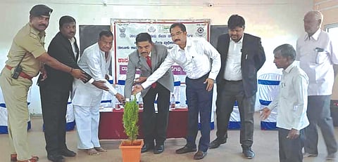  ರಾಮದುರ್ಗದ ತ್ತೇಪೂರ ಕಾಲೇಜಿನಲ್ಲಿ ಹಮ್ಮಿಕೊಂಡಿದ್ದ ಕಾರ್ಯಕ್ರಮವನ್ನು ದಿವಾಣಿ ನ್ಯಾಯಾಧೀಶ ಮಂಜುನಾಥ ಬಣಕಾರ ಉದ್ಘಾಟಿಸಿದರು. ಸುನೀಲಕುಮಾರ ದೊಡಮನಿ, ಅಜಯ ಮುದಕವಿ  ಇತರರಿದ್ದರು.