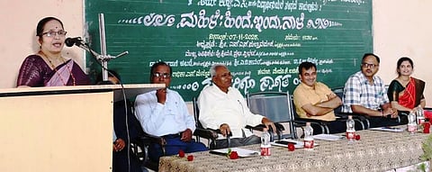 ರಾಮದುರ್ಗದ ಸಿ.ಎಸ್.ಬೆಂಬಳಗಿ ಮಹಾವಿದ್ಯಾಲಯದಲ್ಲಿ ಹಮ್ಮಿಕೊಂಡಿದ್ದ ಕಾರ್ಯಕ್ರಮದಲ್ಲಿ ಪ್ರೊ.ಪ್ರಭಾ ಭಟ್ ಮಾತನಾಡಿದರು. ಎಸ್.ಎಸ್.ಸುಲ್ತಾನಪೂರ, ಎ.ಡಿ.ಕಾಮತ, ಎಸ್.ಎಸ್.ಕೊಡತೆ ಇತರರಿದ್ದರು.