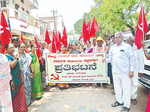 ಕೇಂದ್ರ ಸರ್ಕಾರ ಜಾರಿಗೆ ತಂದಿರುವ ಕಾರ್ಮಿಕ ಸಂಹಿತೆಗಳ ವಿರುದ್ಧ ರಾಮದುರ್ಗದಲ್ಲಿ ಸಿಐಟಿಯು ಪ್ರತಿಭಟನಾ ಮೆರವಣಿಗೆ ನಡೆಯಿತು. ಕೃಷ್ಣಾ ಹೊಸೂರ, ಮಹಾಂತೇಶ ಪಾಶ್ಚಾಪುರ, ವಿಜಯಲಕ್ಷಿ$್ಮ ಸಿದ್ದಿಬಾಂವಿ, ರೇಖಾ ಪಟ್ಯಾಳ ಇತರರಿದ್ದರು.