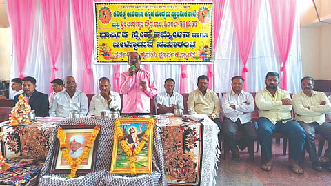 ಹಿಡಕಲ್ಲ ಗ್ರಾಮದ ಕವಿರತ್ನ ಕಾಳಿದಾಸ ಕನ್ನಡ ಮಾಧ್ಯಮ ಪ್ರಾಥಮಿಕ ಶಾಲೆ ಹಾಗೂ ಬೀರೇಶ್ವರ ಪ್ರೌಢಶಾಲೆಯಲ್ಲಿ ಹಮ್ಮಿಕೊಂಡಿದ್ದ ಸ್ನೇಹಸಮ್ಮೇಳನ ಸಮಾರಂಭದಲ್ಲಿ ಟಿ.ಎಸ್.ವಂಟಗೂಡಿ ಮಾತನಾಡಿದರು. ರೇಖಾ ಬೀಳಗಿ, ಬಿ.ಎಂ.ಮೆಣಸಿ ಇತರರಿದ್ದರು.