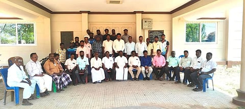  ಹನೂರು ಪಟ್ಟಣದ ಡಾ.ಬಿ.ಆರ್.ಅಂಬೇಡ್ಕರ್ ಸಮುದಾಯ ಭವನದಲ್ಲಿ ಚಾಮರಾಜನಗರ ಜಿಲ್ಲಾ ಮತ್ತು ಹನೂರು ತಾಲೂಕು ಬಲಗೈ ಸಮುದಾಯದ ಒಕ್ಕೂಟದ ವತಿಯಿಂದ ಗುರುವಾರ ಸಭೆ ನಡೆಯಿತು. ಹೊಂಡರಬಾಳು ವಾಸು, ಸಿ.ಕೆ.ಮಂಜುನಾಥ್, ರಾಮಸಮುದ್ರ ಬಾಬು, ಶಂಕರ್ ಚೇತನ್, ಸಂಪತ್‌ಕುಮಾರ್, ಮಹಾಲಿಂಗ, ಮಹೇಶ್ ಇತರರು ಇದ್ದರು.