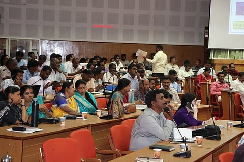 ಚಾಮರಾಜನಗರದ ಜಿಲ್ಲಾ ಪಂಚಾಯತಿ ಕೆಡಿಪಿ ಸಭಾಂಗಣದಲ್ಲಿ ಜಿಪಂ ಸಿಇಒ ಮೋನಾ ರೋತ್ ಅಧ್ಯಕ್ಷತೆಯಲ್ಲಿ ಗ್ರಾಪಂ ಆಡಳಿತಾಧಿಕಾರಿಗಳಿಗೆ ಗುರುವಾರ ತರಬೇತಿ ಕಾರ್ಯಾಗಾರ ನಡೆಯಿತು. ಶೃತಿ, ಬಸವರಾಜು, ಹೊನ್ನರಾಜು, ಶ್ರೀಕಂಠರಾಜೇ ಅರಸ್ ಇದ್ದರು.