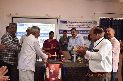 ಚಾಮರಾಜನಗರ ತಾಲೂಕಿನ ಕುದೇರು ಗ್ರಾಮದ ರೇಷ್ಮೆ ಕೃಷಿ ತರಬೇತಿ ಕೇಂದ್ರದಲ್ಲಿ  ಗುರುವಾರ ಆಯೋಜಿಸಿದ್ದ ರೇಷ್ಮೆ ಕೃಷಿ ಬೆಳೆಗಾರರ ಸಮಾವೇಶವನ್ನು ರೈತರೊಬ್ಬರು ಉದ್ಘಾಟಿಸಿದರು. ಬಿ.ಆರ್. ಪ್ರತಿಭಾ, ಎಂ.ರೇಣುಕೇಶ್,  ಕೆ.ಎಸ್.ಕುಮಾರ ಸುಬ್ರಮಣ್ಯ, ಡಾ.ಶಿವಕುಮಾರ್, ಡಾ.ಬಿ.ಕೆ.ಚಂದ್ರಶೇಖರ್ ಇತರರು ಹಾಜರಿದ್ದರು.