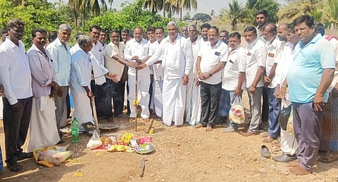  ಚಾಮರಾಜನಗರ ತಾಲೂಕಿನ ಸಿದ್ದಯ್ಯನಪುರ ಗ್ರಾಮದಲ್ಲಿ ರಸ್ತೆ ಅಭಿವೃದ್ಧಿ ಕಾಮಗಾರಿಗೆ ಶಾಸಕ ಸಿ.ಪುಟ್ಟರಂಗಶೆಟ್ಟಿ ಭೂಮಿಪೂಜೆ  ನೆರವೇರಿಸಿದರು. ಹನುಮಂತು, ಗೋವಿಂದರಾಜು, ನೀರು ಗೋವಿಂದರಾಜು, ಚನ್ನಂಜಯ್ಯ, ಮಲ್ಲಿಕಾರ್ಜುನ, ಪಾಪ್ಪಯ್ಯ  ಇತರರಿದ್ದರು. 