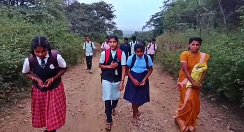 ಹನೂರು ತಾಲೂಕಿನ ಪಚ್ಚೆದೊಡ್ಡಿ ಗ್ರಾಮದ ಸರ್ಕಾರಿ ಶಾಲೆ ವಿದ್ಯಾರ್ಥಿಗಳಿಗೆ ಈ ಹಿಂದೆ ಸಾರಿಗೆ ಸೌಲಭ್ಯವಿಲ್ಲದ ಕಾರಣ ನಡೆದುಕೊಂಡು ಶಾಲೆಗೆ ಹೋಗುತ್ತಿರುವುದು. (ಸಂಗ್ರಹ ಚಿತ್ರ)