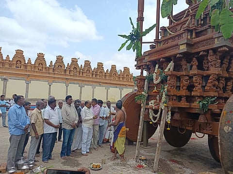 ಚಾಮರಾಜನಗರದ ಶ್ರೀಚಾಮರಾಜೇಶ್ವರ ದೇವಸ್ಥಾನದ ರಥಕ್ಕೆ ಶಾಸಕ ಸಿ.ಪುಟ್ಟರಂಗಶೆಟ್ಟಿ ಭಾನುವಾರ ಪೂಜೆ ಸಲ್ಲಿಸಿದರು. ಅರ್ಚಕ ದರ್ಶನ್, ಜಯಕುಮಾರ್, ರಾಜಶೇಖರಮೂರ್ತಿ, ಮುಖಂಡರಾದ ವೆಂಕಟನಾಗಪ್ಪ ಶೆಟ್ಟಿ, ಸುರೇಶ್ ನಾಯಕ, ಚಾ.ರಂ.ಶ್ರೀನಿವಾಸಗೌಡ, ಶಾ.ಮುರಳಿ ಇತರರು ಇದ್ದರು.