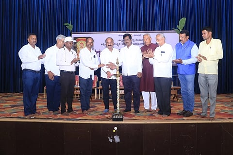  ಚಾಮರಾಜನಗರದ ಡಾ.ರಾಜ್‌ಕುಮಾರ್ ರಂಗಮಂದಿರದಲ್ಲಿ ಭಾನುವಾರ ಆಯೋಜಿಸಿದ್ದ ಭಗವಾನ್ ಮಹಾವೀರರ ಜಯಂತಿ ಕಾರ್ಯಕ್ರಮವನ್ನು ಕಾಡಾ ಅಧ್ಯಕ್ಷ ಪಿ.ಮರಿಸ್ವಾಮಿ ಉದ್ಘಾಟಿಸಿದರು. ಸುರೇಶ್ ಋಗ್ವೇದಿ, ಕೆ.ಪಿ.ಉಲ್ಲಾಸ್,  ಪರುಶುರಾಮ ಛಲವಾದಿ, ರಾಜು ಇದ್ದರು.