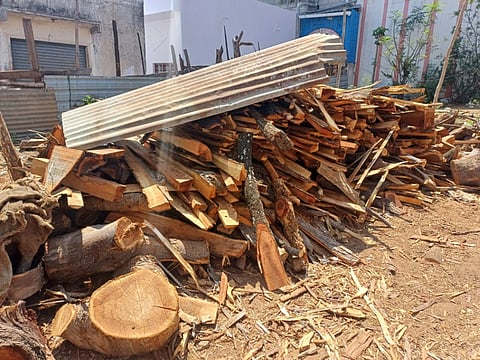 ಚಾಮರಾಜನಗರದ ಅಂಗಡಿಯಲ್ಲಿ ಮಾರಾಟಕ್ಕೆ ಇಟ್ಟಿರುವ ಸೌದೆ