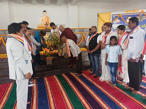 ಚಾಮರಾಜನಗರದ ಹೊರವಲಯದ ಯಡಬೆಟ್ಟದ ನಳಂದ ಬೌದ್ಧ ವಿಶ್ವ ವಿದ್ಯಾಲಯದ ಧ್ಯಾನ ಮತ್ತು ಅಧ್ಯಯನ ಕೇಂದ್ರದಲ್ಲಿ ಜನಪರ ವೇದಿಕೆ ವತಿಯಿಂದ ಭಾನುವಾರ ಆಯೋಜಿಸಿದ್ದ ಮೂರನೇ ವರ್ಷದ ವಾರ್ಷಿಕೋತ್ಸವ ಮತ್ತು ಪ್ರತಿಭಾ ಪುರಸ್ಕಾರ ಕಾರ್ಯಕ್ರಮವನ್ನು ಕರ್ನಾಟಕ ಬೌದ್ಧ ಸಮಾಜದ ಅಧ್ಯಕ್ಷ ಹ.ರಾ.ಮಹೇಶ್ ಉದ್ಘಾಟಿಸಿದರು. ನಳಂದ ಬೌದ್ಧ ವಿಶ್ವ ವಿದ್ಯಾಲಯದ ಧ್ಯಾನ ಮತ್ತು ಅಧ್ಯಯನ ಕೇಂದ್ರದ ಭಂತೆ ಬೋಧಿದತ್ತ ಥೇರ, ಬಿಎಸ್ಪಿ ನಾಯಕ ನಾಗಯ್ಯ, ಪ್ರಜಾ ಪರಿವರ್ತನಾ ವೇದಿಕೆಯ ಜಿಲ್ಲಾಧ್ಯಕ್ಷ ಸಿ.ಎಂ.ಕೃಷ್ಣಮೂರ್ತಿ,  ಜನಪರ ವೇದಿಕೆಯ ಸಂಪನ್ಮೂಲ ವ್ಯಕ್ತಿ ಮಲ್ಕುಂಡಿ ಮಹದೇವಸ್ವಾಮಿ ಇತರರು ಇದ್ದರು.