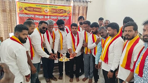 ಚಾಮರಾಜನಗರದ ಪ್ರವಾಸಿ ಮಂದಿರದಲ್ಲಿ ವಿಜಯ ಕರ್ನಾಟಕ ರಕ್ಷಣಾ ವೇದಿಕೆ ವತಿಯಿಂದ ಮಂಗಳವಾರ ಆಯೋಜಿಸಿದ್ದ ಚಾಮರಾಜನಗರ ತಾಲೂಕು ನೂತನ ಘಟಕ ಉದ್ಘಾಟನೆ ಹಾಗೂ ನೂತನ ಪದಾಧಿಕಾರಿಗಳ ಪದಗ್ರಹಣ ಸಮಾರಂಭವನ್ನು  ಸಮಾಜ ಸೇವಕ ಶ್ರೀನಿಧಿ ಕುದರ್ ಉದ್ಘಾಟಿಸಿದರು. ರಾಜೇಂದ್ರ ರಾಮಸಮುದ್ರ, ಎಂ.ಜಿ.ಮಹೇಶ್ ಕುಮಾರ್, ದೇವರಾಜ್, ಪಿ.ಶಿವಸುಂದರ್ ಇತರರು ಇದ್ದರು.