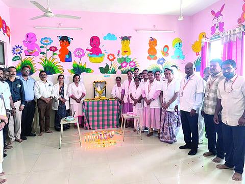 ರಾಯಬಾಗ ಪಟ್ಟಣದ ಸಾರ್ವಜನಿಕ ಆಸ್ಪತ್ರೆಯಲ್ಲಿ ಅಂತಾರಾಷ್ಟ್ರೀಯ ದಾದಿಯರ ದಿನ ಅಂಗವಾಗಿ ರಾಯಬಾಗ ಪಟ್ಟಣದ ಸಾರ್ವಜನಿಕ ಆಸ್ಪತ್ರೆಯಲ್ಲಿ ಅಂತಾರಾಷ್ಟ್ರೀಯ ದಾದಿಯರ ದಿನ ಅಂಗವಾಗಿ  ಫ್ಲಾರೆನ್ಸ್ ನೈಟಿಂಗೇಲ್ ಭಾವಚಿತ್ರಕ್ಕೆ ಪುಷ್ಪನಮನ ಸಲ್ಲಿಸಲಾಯಿತು. ಶ್ರೀಶೈಲ ಹೊಸೂರ, ಡಾ.ವಿನೋದ ಘಸ್ತಿ, ಡಾ.ಶ್ರೀಹರಿ ಪೋಳ, ಡಾ.ಸತೀಶ ಕಲ್ಲಟ್ಟಿ ಇತರರಿದ್ದರು.