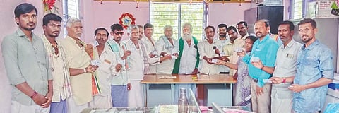 ಸಿರಿಗೇರಿ ಗ್ರಾಮದ ಪ್ರಾಥಮಿಕ ಕೃಷಿ ಪತ್ತಿನ ಸಹಕಾರ ಸಂಘದಲ್ಲಿ ರೈತರಿಗೆ ಯಶಸ್ವಿನಿ ಕಾಡ್ ವಿತರಿಸಲಾಯಿತು. 