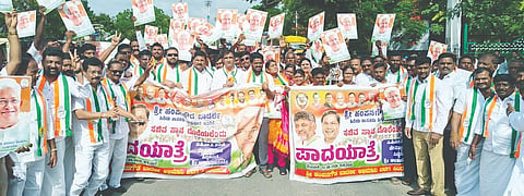 ಸಿಂಧನೂರಿನಿಂದ ಹಂಪನಗೌಡ ಬಾದರ್ಲಿ ಅಭಿಮಾನಿಗಳು, ಮುಖಂಡರ, ಕಾರ್ಯಕರ್ತರು ಅಂಬಾಮಠದವರೆಗೆ ಪಾದಯಾತ್ರೆ ನಡೆಸಿದರು.