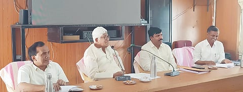 ಸಿಂಧನೂರಿನ ತಾಪಂ ಸಭಾಂಗಣದಲ್ಲಿ ಗುರುವಾರ ಶಾಸಕ ಹಂಪನಗೌಡ ಬಾದರ್ಲಿ ಅಧ್ಯಕ್ಷತೆಯಲ್ಲಿ ಕೆಪಿಎಸ್ ಶಾಲೆಗಳ ಪ್ರಾಚಾರ್ಯರು, ಮುಖ್ಯಶಿಕ್ಷಕರ ಸಭೆ ನಡೆಯಿತು. ಡಿಡಿಪಿಯು ಸೋಮಶೇಖರಪ್ಪ ಹೊಕ್ರಾಣಿ, ತಾಪಂ ಇಒ ಚಂದ್ರಶೇಖರ, ಬಿಇಒ ಬಸವಲಿಂಗಪ್ಪ ಇತರರಿದ್ದರು.