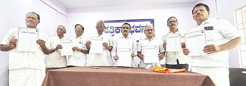 ಸಿಂಧನೂರಿನಲ್ಲಿ ವ್ಯಸನಮುಕ್ತ ಬದುಕಿಗಾಗಿ ವಚನ ಶ್ರವಣ ಕಾರ್ಯಕ್ರಮದ ಕರಪತ್ರವನ್ನು ಜಾಗತಿಕ ಲಿಂಗಾಯತ ಮಹಾಸಭಾ ಜಿಲ್ಲಾಧ್ಯಕ್ಷ ಪಿ.ರುದ್ರಪ್ಪ ಕುರುಕುಂದ ಬಿಡುಗಡೆಗೊಳಿಸಿದರು. 
